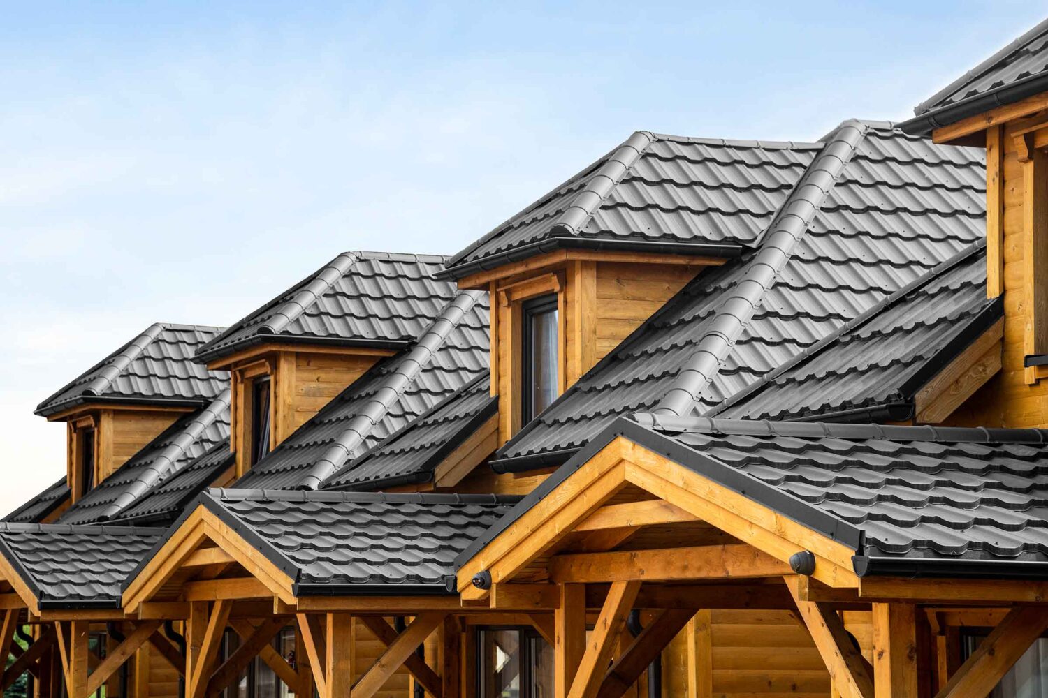 Stalowe pokrycia dachowe na domach drewnianych