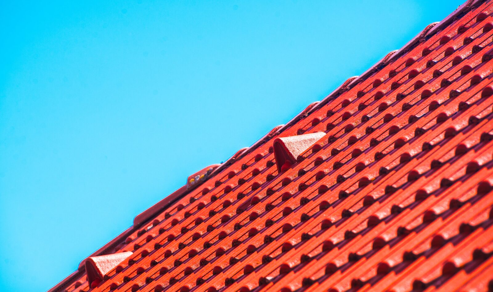 Kolor elewacji do czerwonego dachu — jaki sprawdzi się najlepiej?
