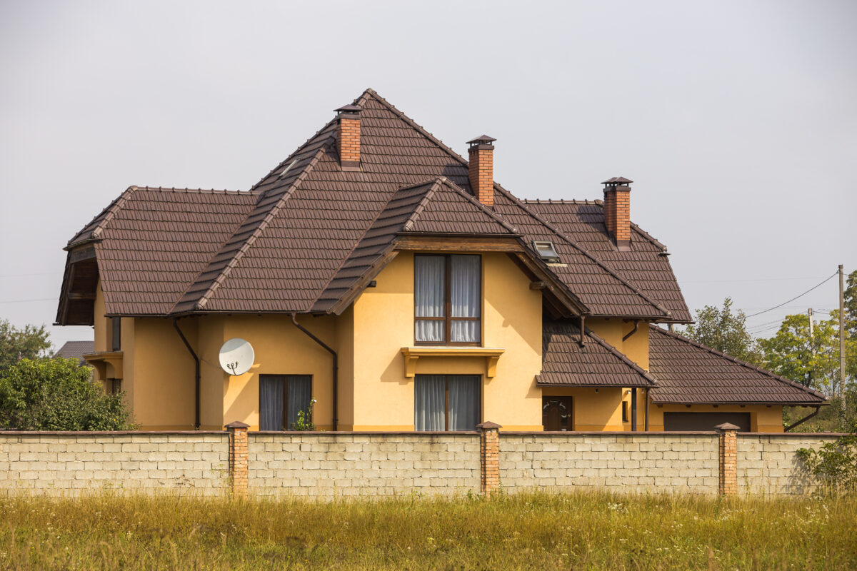 Jaki kolor elewacji do brązowego dachu? Poradnik dla budujących dom