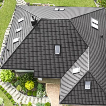 Jakie są rodzaje dachów na domach, takich jak na zdjęciu?