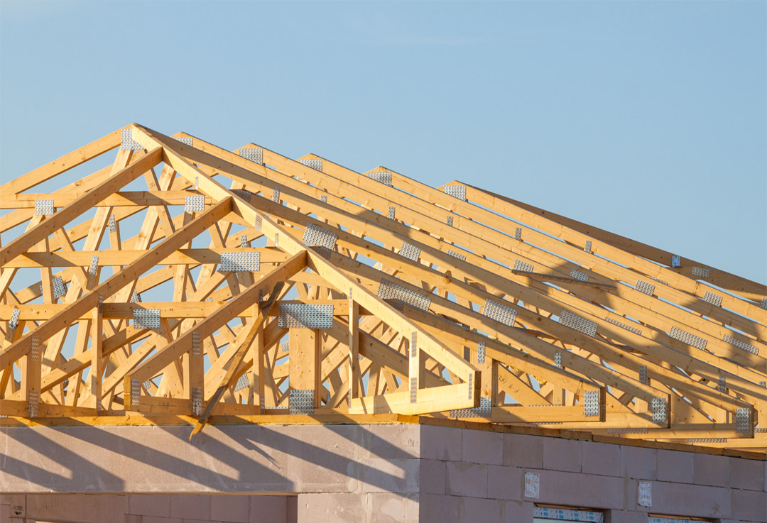 Więźba dachowa – rodzaje oraz sposoby jej montażu